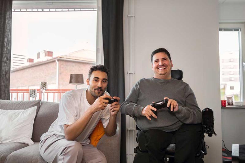 Två personer spelar videospel.