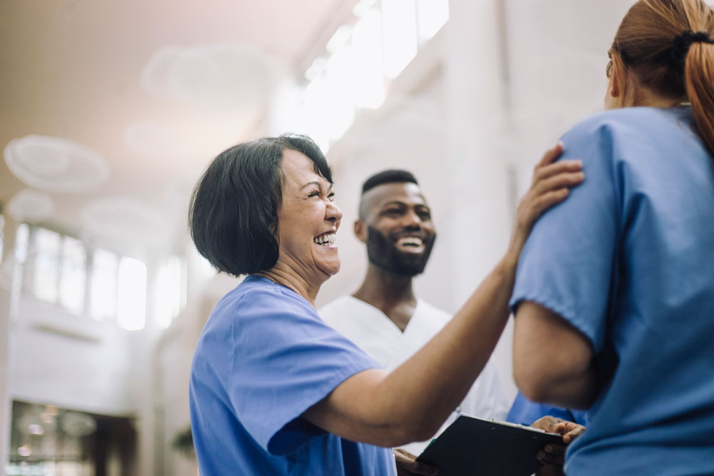 En sköterska håller om axeln på en kollega