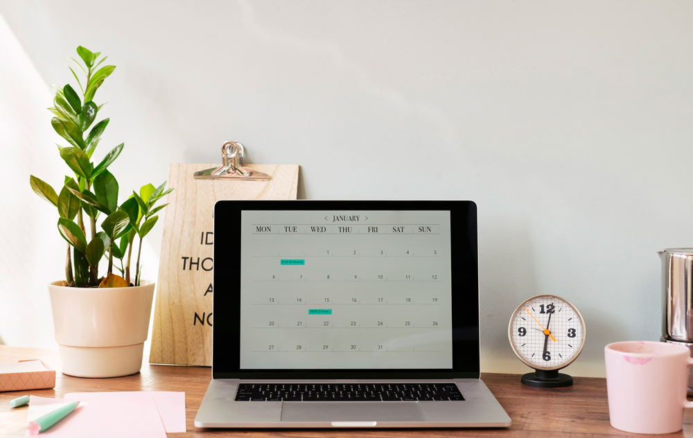En uppslagen laptop med en kalender öppnad
