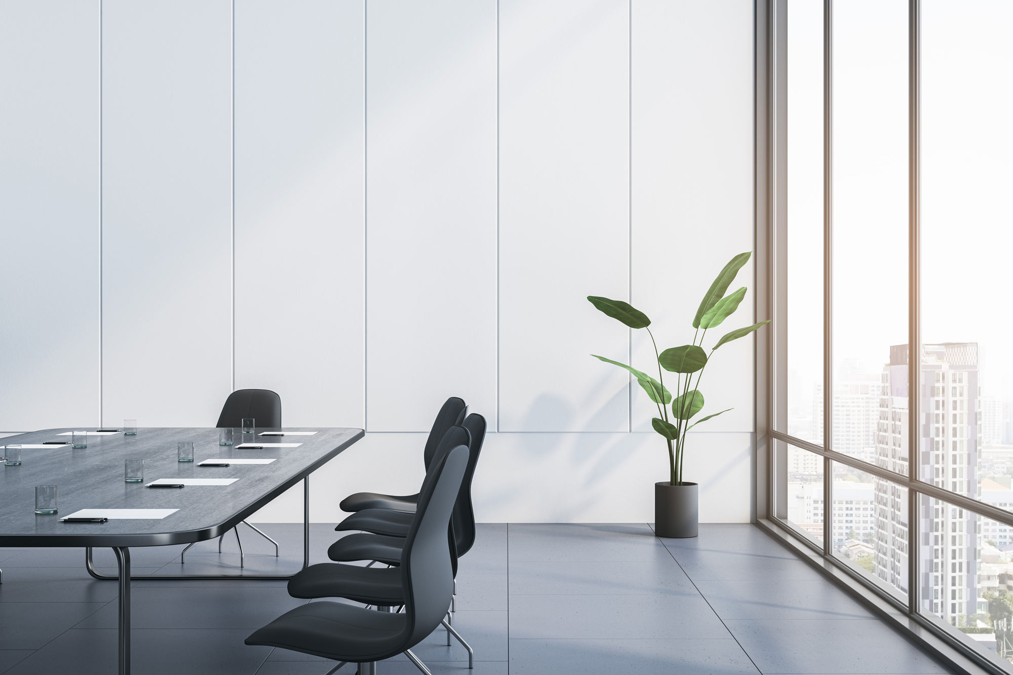 Ett modernt inrett kontor med vita väggar och stora fönster