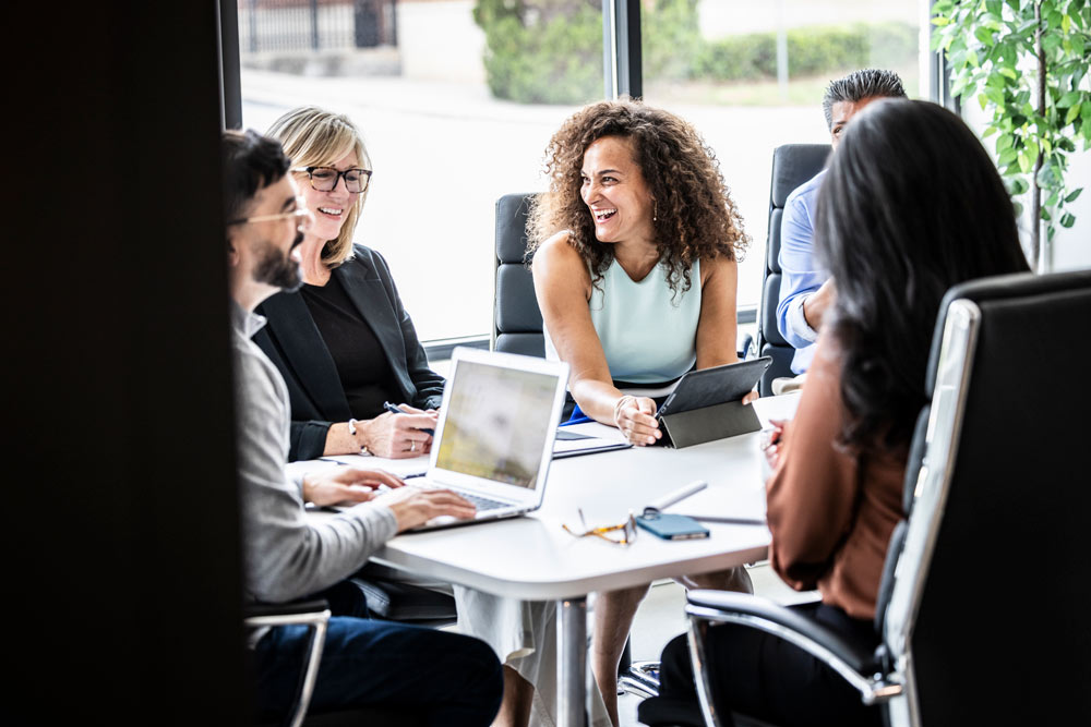 Kollegor som sitter i ett möte